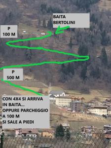 une vue aérienne sur une ville avec une ligne verte dans l'établissement Baita Bertolini, à Monclassico