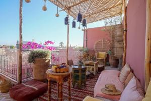 d'une terrasse avec une table et des chaises. dans l'établissement Riad Le Limoun and Spa, à Marrakech