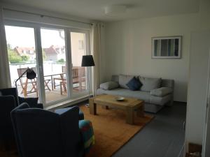 een woonkamer met een bank en een salontafel bij Lichtblick-Hanseatic in Stralsund