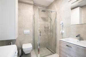 W łazience znajduje się prysznic, toaleta i umywalka. w obiekcie Szczyrkowskie SKI & FUN 3 z balkonem w Szczyrku