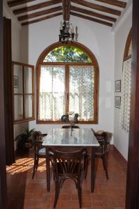 een eetkamer met een tafel en stoelen en een raam bij Albergo Santa Chiara in Sarteano