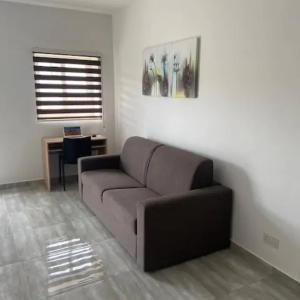 ein Wohnzimmer mit einem Sofa und einem Tisch in der Unterkunft F10 Modern and Bright Apartment in Malta in Msida