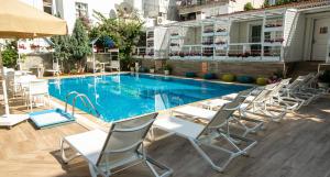 Bazén v ubytování Ascot Hotel Büyükada nebo v jeho okolí