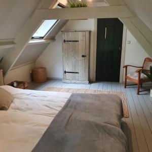 Een bed of bedden in een kamer bij Op Stolk bed & breakfast