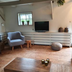 TV a/nebo společenská místnost v ubytování Op Stolk bed & breakfast