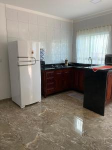 eine Küche mit einem weißen Kühlschrank im Zimmer in der Unterkunft Casa Charmosa in Paraty