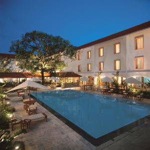 科欽的住宿－特里丹特柯欽酒店，酒店前方的大型游泳池