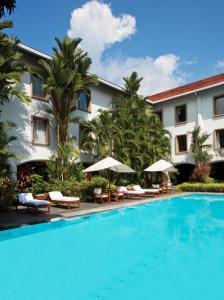 a swimming pool in front of a hotel at Trident Cochin in Cochin