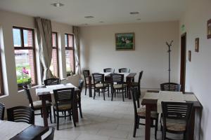 A restaurant or other place to eat at Hotel Podkovata