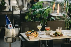 Nápoje v ubytovaní Nobu Hotel Warsaw