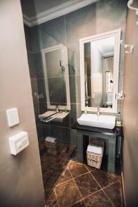 een badkamer met 2 wastafels en een spiegel bij Godiva Spa & Guesthouse in Groblersdal