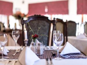 A restaurant or other place to eat at Alveston Manor Hotel