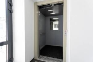 korytarz z drzwiami prowadzącymi do garderoby w obiekcie Kuscheliges Stadtloft l LF26 w Wiedniu