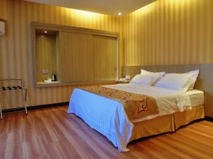 Postel nebo postele na pokoji v ubytování Mandarin Hotel Kota Kinabalu