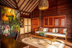 - un salon avec un canapé et une table dans l'établissement Kabana Hotel, à Prea