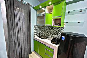 Dapur atau dapur kecil di Scandinavian Homey Studio @Green Bay Pluit Apartment