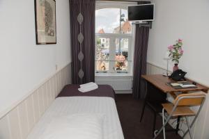 Een bed of bedden in een kamer bij Hotel de Gaaper