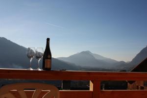 - une bouteille de vin et 2 verres à vin sur une table dans l'établissement La Terrasse de Verchaix - Chambre d'hotes et gite, à Verchaix