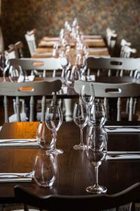 un gruppo di bicchieri da vino su un tavolo di legno di Bay Horse Inn Goldsborough a Knaresborough