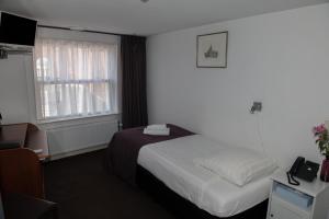 Een bed of bedden in een kamer bij Hotel de Gaaper