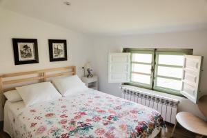 1 dormitorio con cama y ventana en Saramagoso, en Meis
