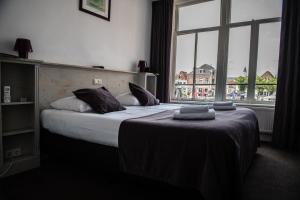 Een bed of bedden in een kamer bij Hotel de Gaaper