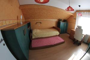 ヴェルヴィエにあるVerviers Maison Entiere 5 adultes à 8 personnesの小さなベッドルーム1室(小さなベッド1台付)