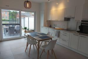 a kitchen with a table and chairs and a dining room at Vakantiehuis Hagegoud: erop uit in het Hageland in Geetbets