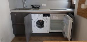 uma máquina de lavar e secar roupa numa cozinha com lavatório em Borgo Portello em Pádua