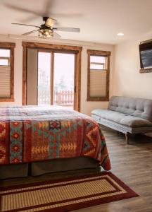 A bed or beds in a room at Clear Creek Inn