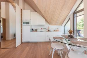 Köök või kööginurk majutusasutuses HolidayPlus Multiple Apartments, By Cohost