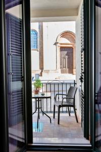 d'un balcon avec une table, une table et des chaises. dans l'établissement La Torretta Dei Sogni, à Corsano