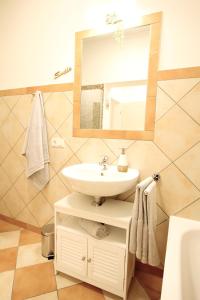 a bathroom with a sink and a mirror at SECRET HIDEAWAYS tropical Feeling mit 2 Schlafzimmer nahe City l Messe l Flughafen l Hbf in Duisburg