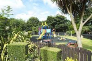 Area permainan anak di 37 Strawberry Hill, Hayle