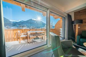 Zimmer mit Balkon und Bergblick in der Unterkunft Residenz Brixental Top 7 in Brixen im Thale