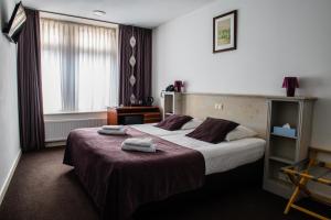 Een bed of bedden in een kamer bij Hotel de Gaaper