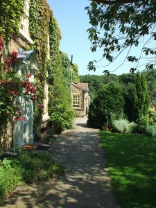 um caminho em frente a uma casa com um edifício em Ox Pasture Hall Hotel em Scarborough