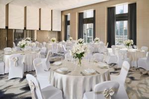 Restaurace v ubytování Crowne Plaza Dubai Marina by IHG