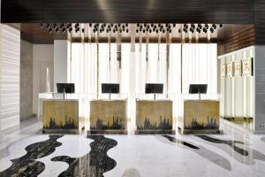 TV a/nebo společenská místnost v ubytování Crowne Plaza Dubai Marina by IHG