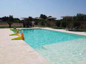 basen z dwoma dmuchanymi w środku w obiekcie Villa Galluccio with swimming pool w mieście Galatina