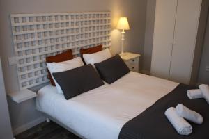 ポルトにあるLL Picaria 16のベッドルーム1室(大きな白いベッド1台、枕2つ付)