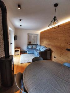 ein Wohnzimmer mit einem Sofa und einem Tisch in der Unterkunft Casa Lana in Chiesa in Valmalenco