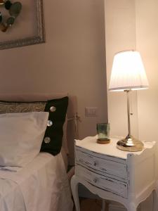 una lampada su un comodino accanto a un letto di AriediParma - Rooms&apartments a Parma