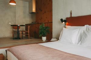 
A bed or beds in a room at Mouco Hotel - Stay, Listen & Play
