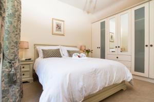 A bed or beds in a room at Abhainn Ri Farmhouse