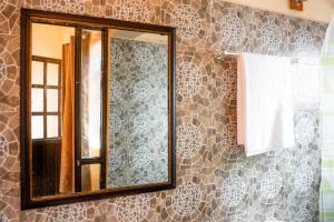 espejo en la pared del baño en Longonot Transit Hotel- Mai Mahiu, en Mai Mahiu 19 fotos más