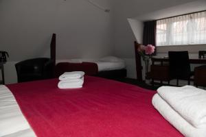Een bed of bedden in een kamer bij Hotel de Gaaper