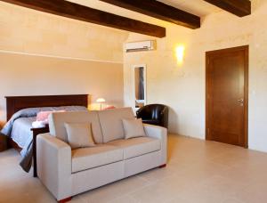 ein Wohnzimmer mit einem Sofa und einem Bett in der Unterkunft Girgentina in Xagħra