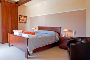 a bedroom with a bed and a desk and a chair at Girgentina in Xagħra