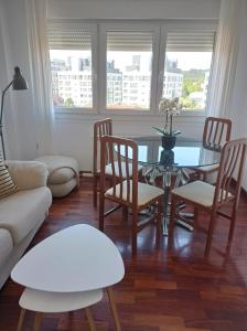 sala de estar con mesa de cristal y sillas en Apartamento Santa Marta, en Santiago de Compostela